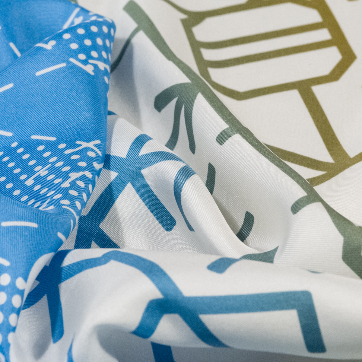 Seide Twill Foulard Thonet Meets Peugeot  in den Farben Acquamarine Mandarine