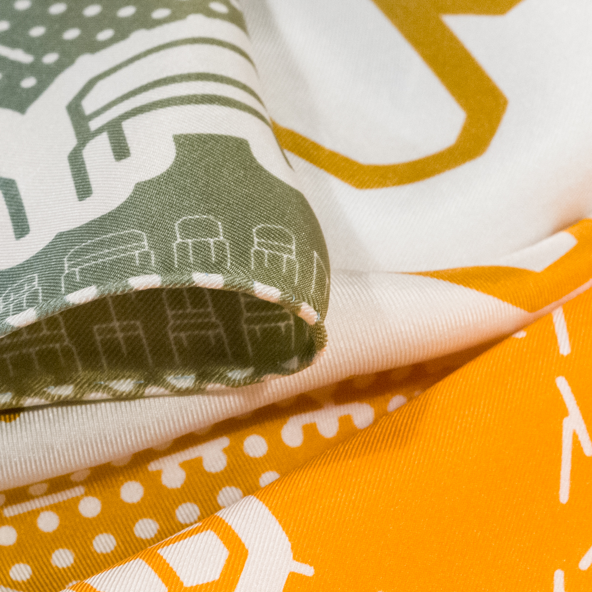 Seide Twill Foulard Thonet Meets Peugeot  in den Farben Acquamarine Mandarine