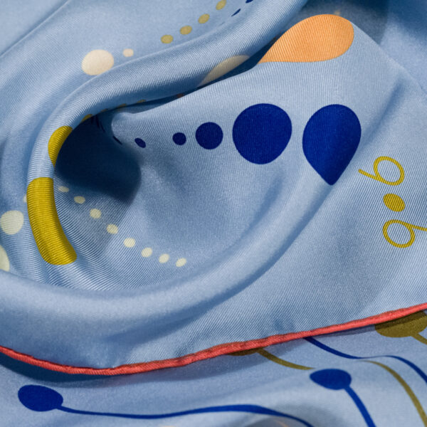 Seide Twill Foulard Espace Du Monde in den Farben Champs de Bouche Jeans Blau Orange Rot Creme