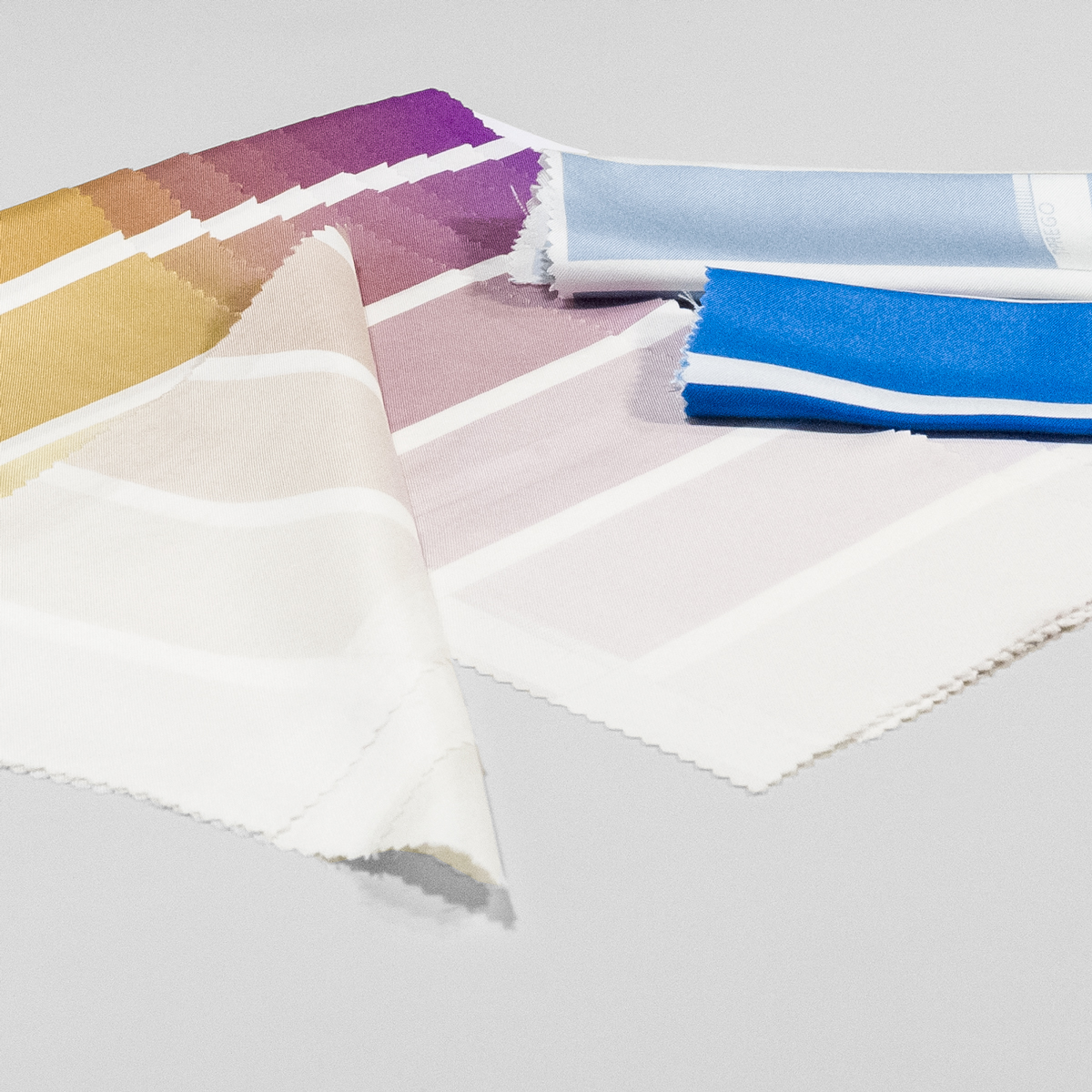 Farbmuster in den Farben Blau Lila Bronze