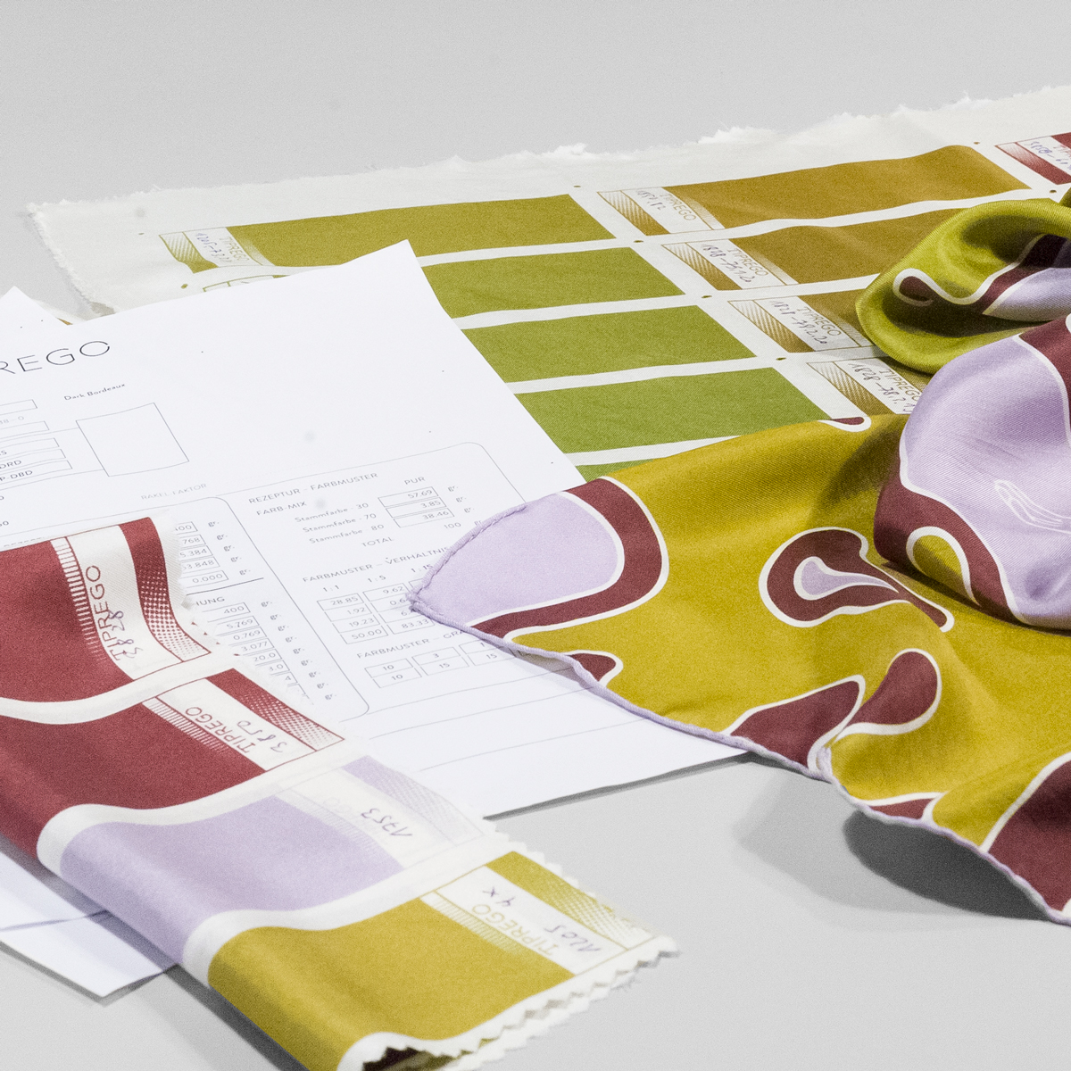 Seide Twill Foulard Mich F*** Dich im Architektur Büro in den Farben The Colors Of Katrin Farbmuster Mahagony Flieder Moos